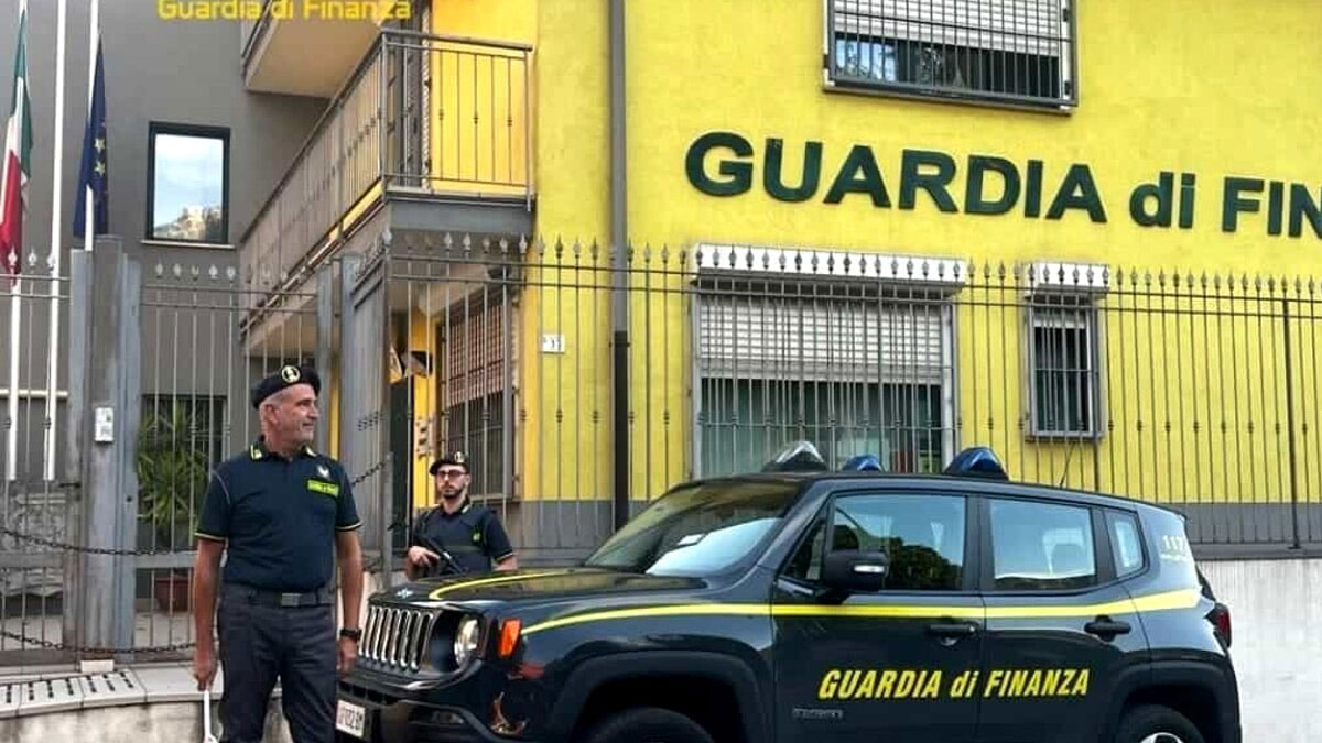 Avellino: Esecuzione decreto di sequestro preventivo di oltre 8 milioni di euro, proventi da fatture inesistenti e riciclaggio Avellino: Esecuzione decreto di sequestro preventivo di oltre 8 milioni di euro, proventi da fatture inesistenti e riciclaggio