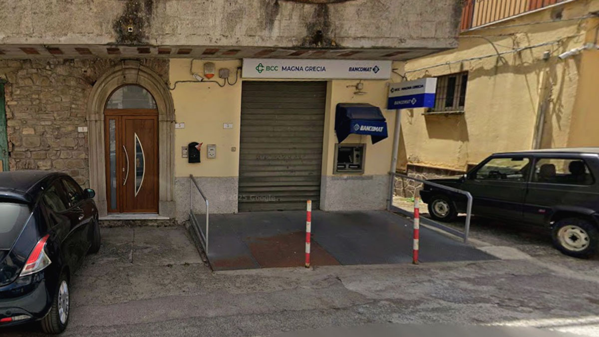 colpo nella notte al bancomat della bcc magna grecia di vallo scalo da Cilentoreporter.it colpo nella notte al bancomat della bcc magna grecia di vallo scalo