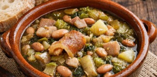 Minestra con verza e cotica di maiale. Primo piatto della tradizione cilentana