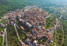 Sanza, il borgo dell’accoglienza si racconta: Influencer, arte contemporanea e il nuovo portale turistico per promuovere il territorio