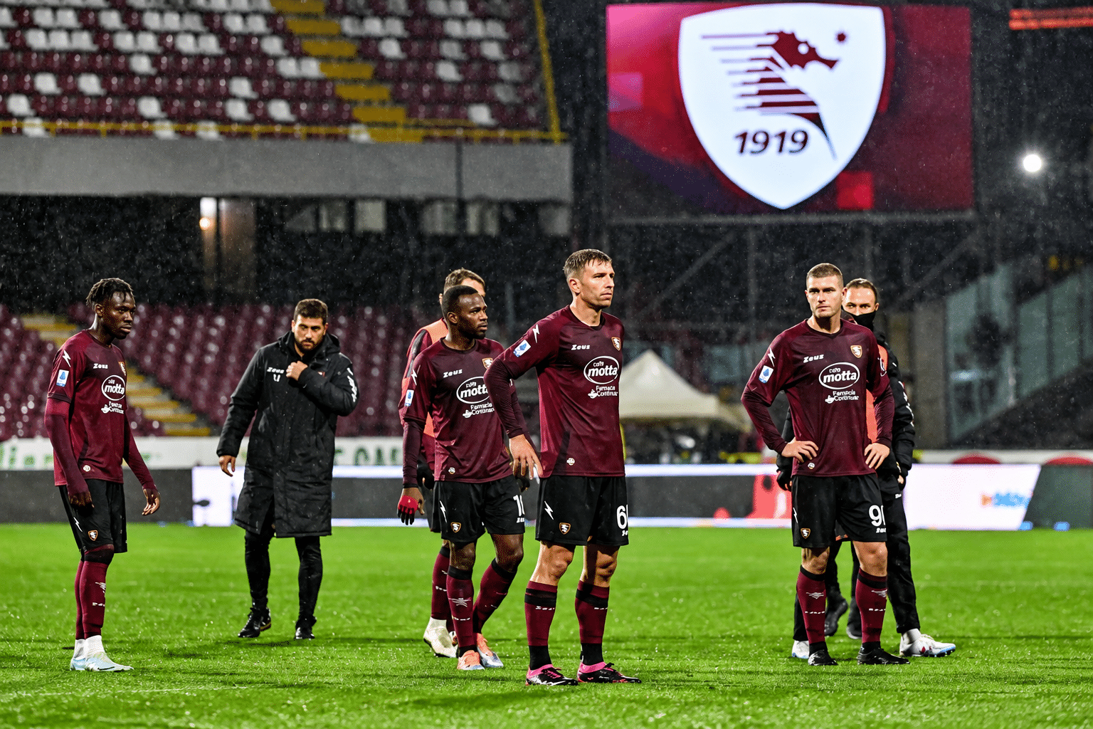 Salernitana, delusione dei giocatori dopo la sconfitta contro il Crotone